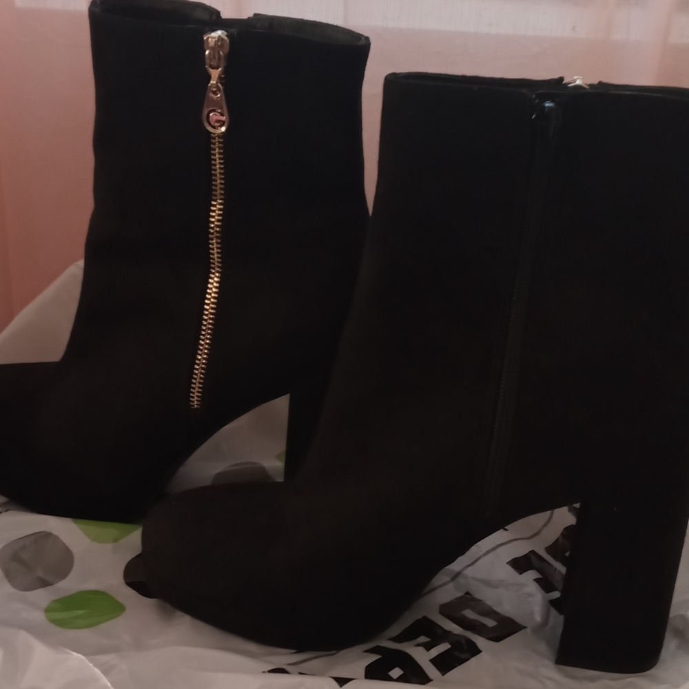 Guess Black Heeled Boots with Gold Zipper - Picture 4 of 6